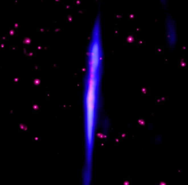 O filamento de reconexão magnética (Imagem: Reprodução/NASA/CXC/UMass/Q.D. Wang; NRF/SARAO/MeerKAT)