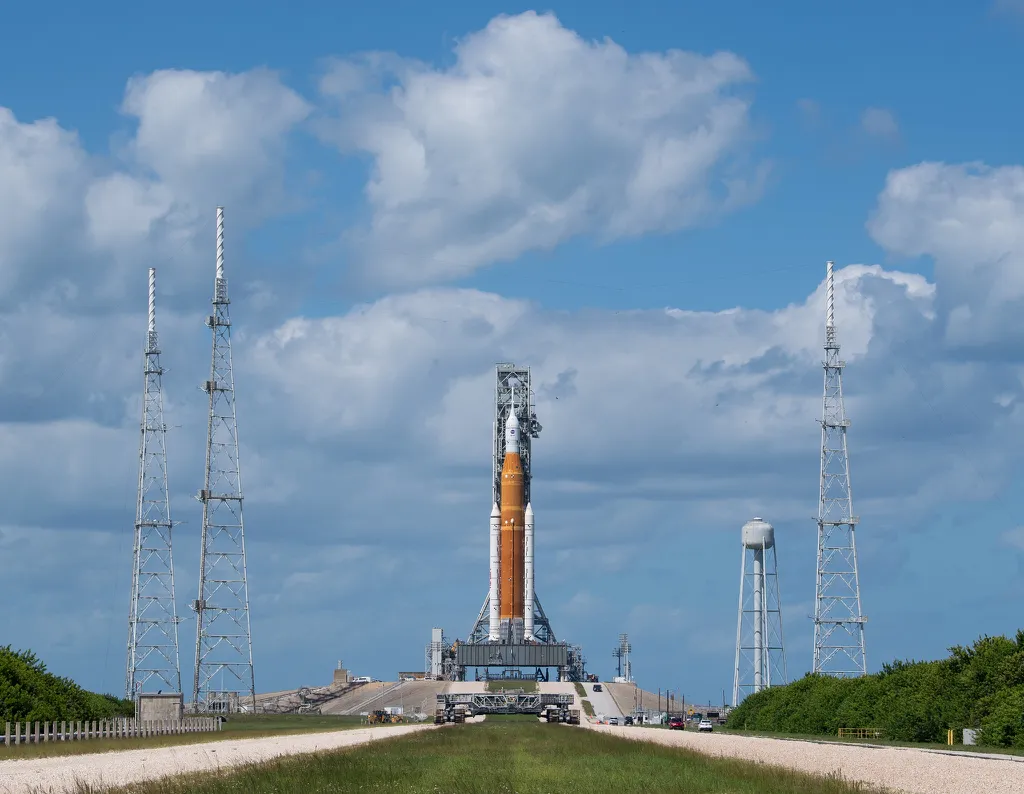 O foguete SLS e a cápsula Orion vão passar por procedimentos padrão de manutenção (Imagem: Reprodução/NASA/Joel Kowsky)