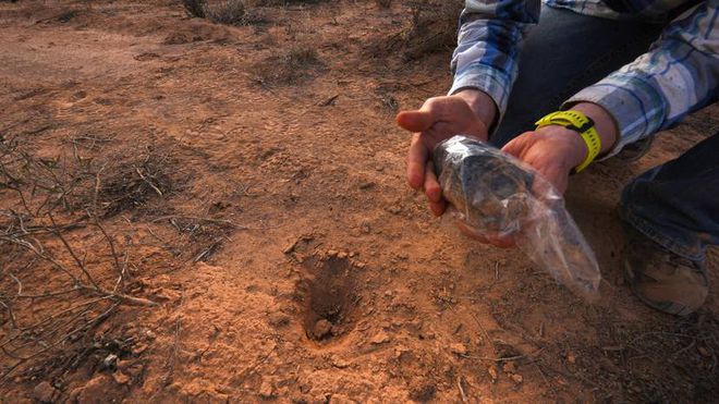 Meteorito encontrado próximo à caverna Madura (Imagem: Anthony Lagain)