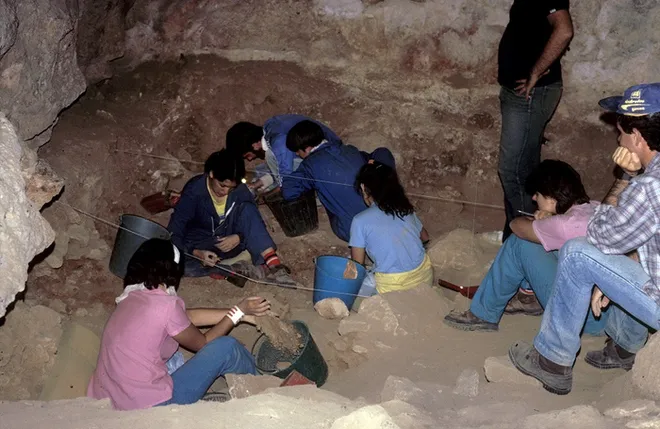 Cientistas trabalhando na escavação do sítio arqueológico de Gabasa, na Espanha (Imagem: Lourdes Montes/PNAS)