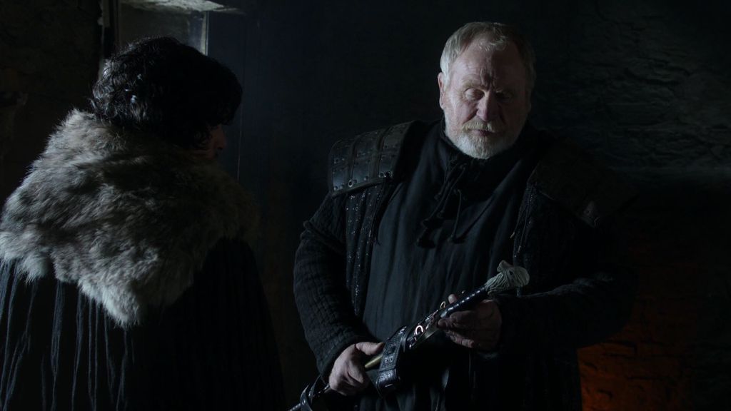 Jon Snow recebendo a espada Garralonga (Imagem: HBO)