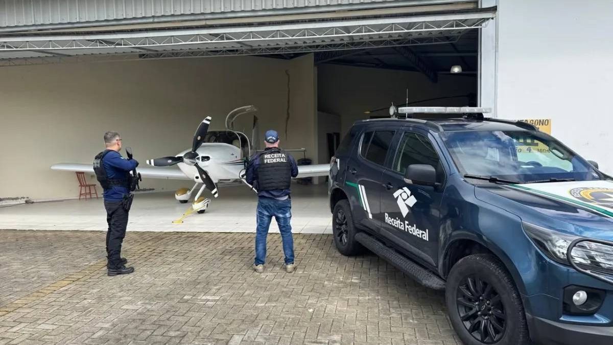 Avião com 571 iPhones é apreendido em SC; carga vale R$ 3 milhões