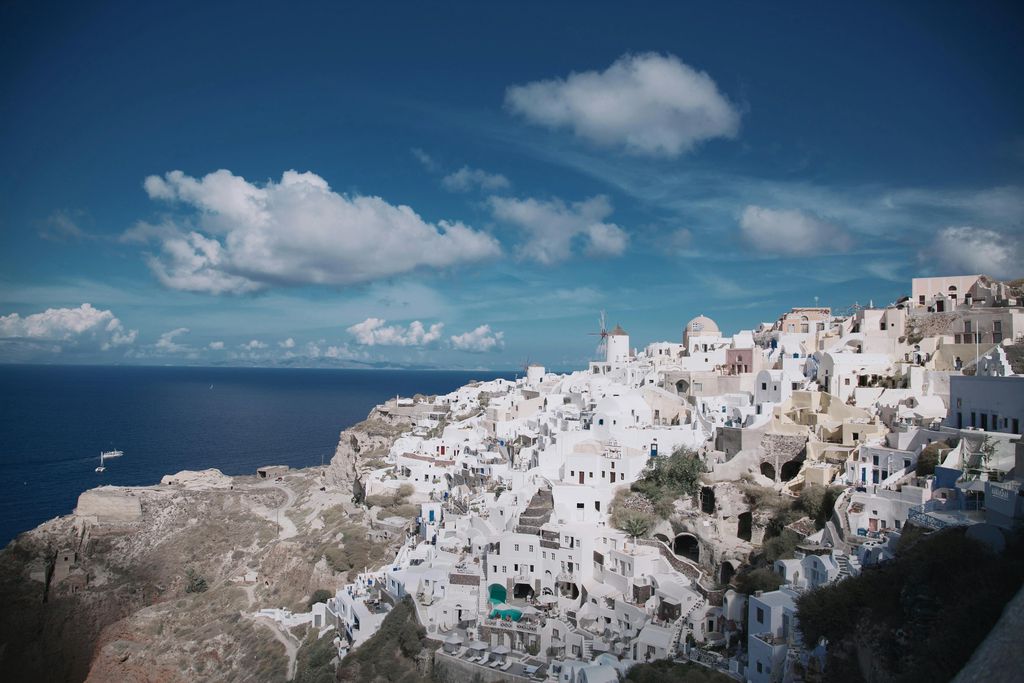 Ilha grega de Santorini, casas brancas em uma encosta com vista para o mar