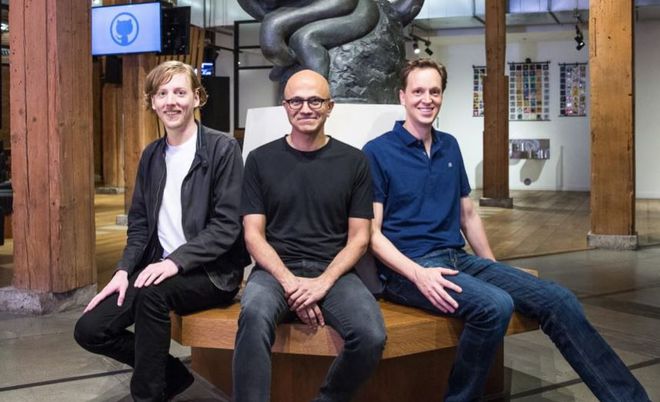 O CEO da Microsoft, Satya Nadella (centro), ao lado de Chris Wanstrath (esquerda), um dos fundadores do GitHub. À direita está o então CEO da plataforma, Nat Friedman (Imagem: Divulgação/Microsoft)