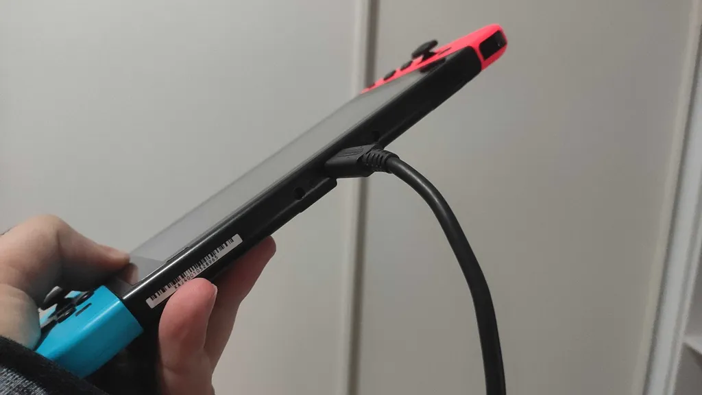 O Nintendo Switch possui uma entrada USB-C para conectar diretamente no console. (Imagem: Igor Pontes/Canaltech)