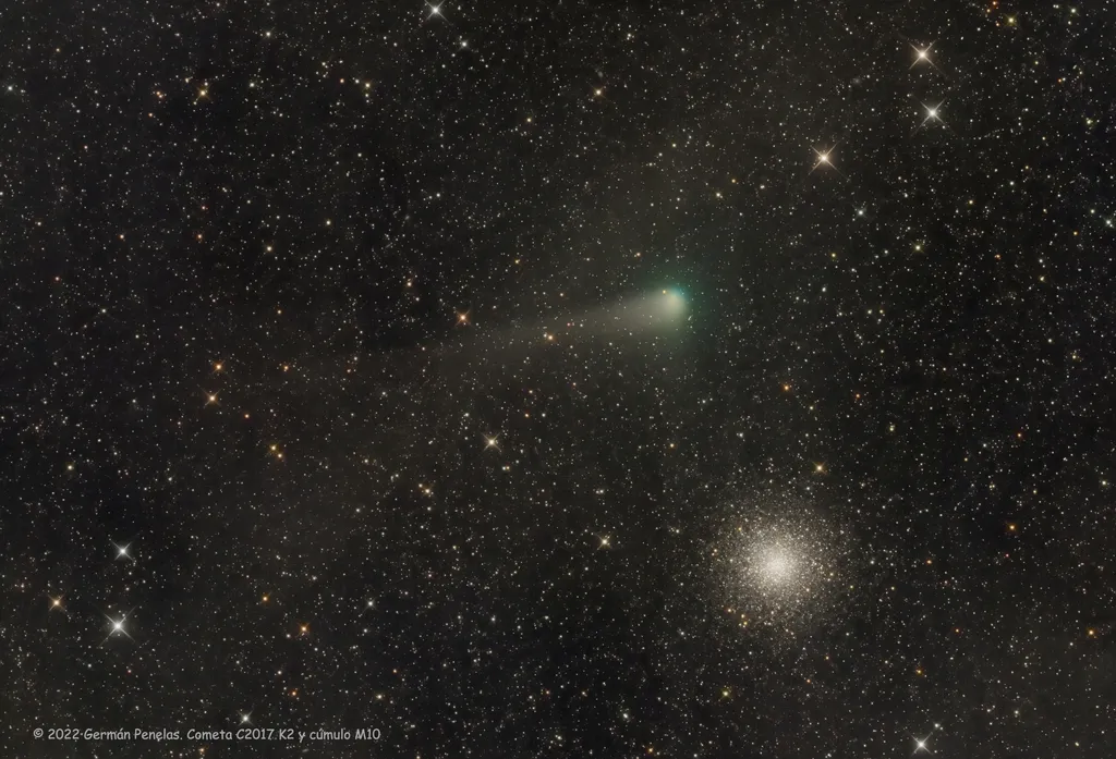 O cometa C/2017 K2 e sua coma esverdeada, junto do aglomerado globular M10 (Imagem: Reprodução/German Penelas Perez)