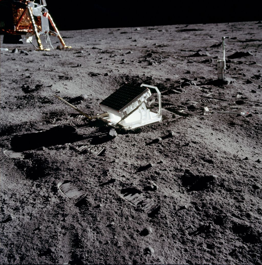 O espelho posicionado na superfície da Lua na Apollo 11 (Foto: NASA)