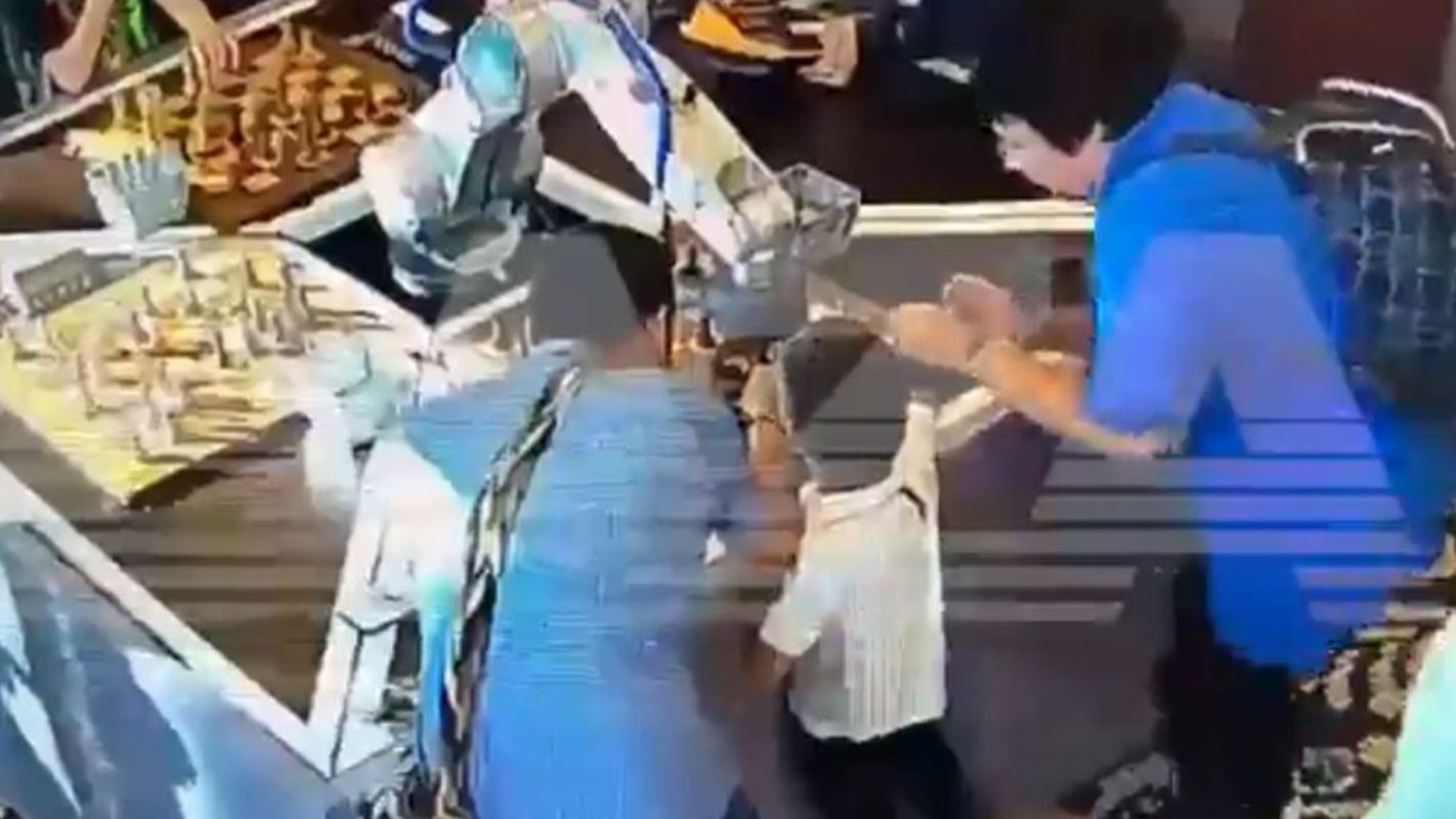 Partida de xadrez entre robô e criança acaba com um dedo partido