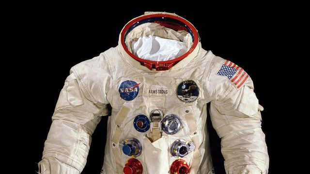 Traje espacial usado por Neil Armstrong está se desintegrando