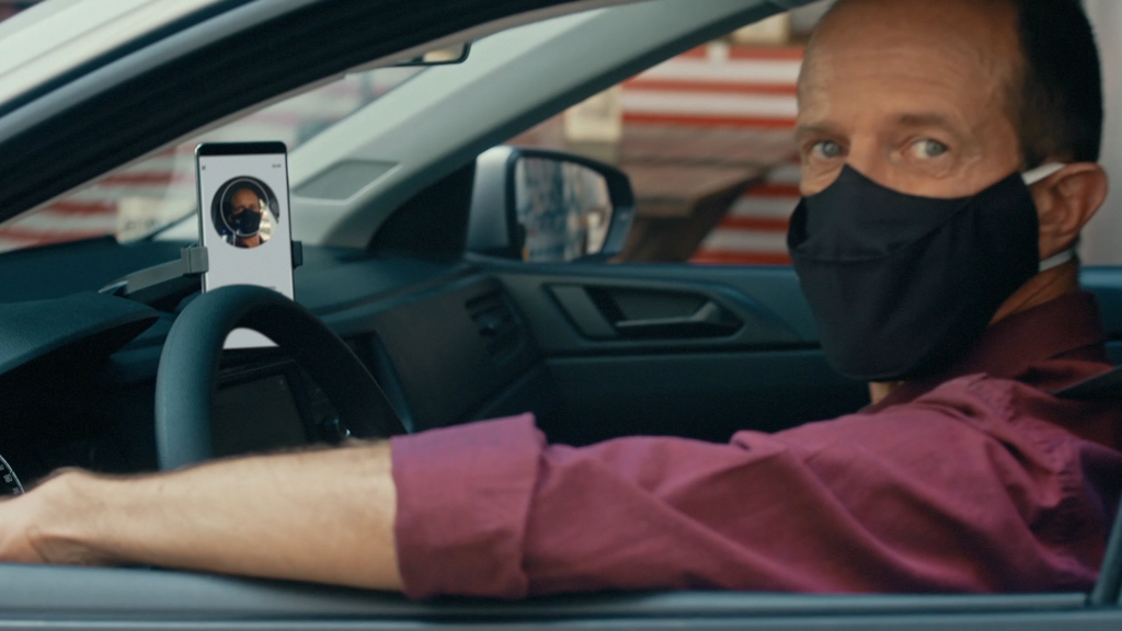 Motoristas e passageiros devem vestir máscara cobrindo boca e nariz por todo o trajeto. (Imagem: Divulgação/Uber)
