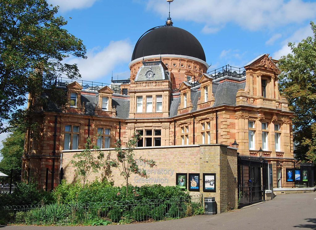 O Observatório Real de Greenwich, de onde se calculava o horário médio da Inglaterra — de telégrafo, era possível receber os horário de todo o país, facilitando o cálculo (Imagem: Maggie Jones/Domínio Público)