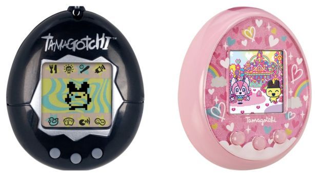 À esquerda, o Tamagotchi original lançado em 1996, e à direita o Tamagotchi On, uma das novas versões do produto que será lançado em julho (Imagem: Bandai)