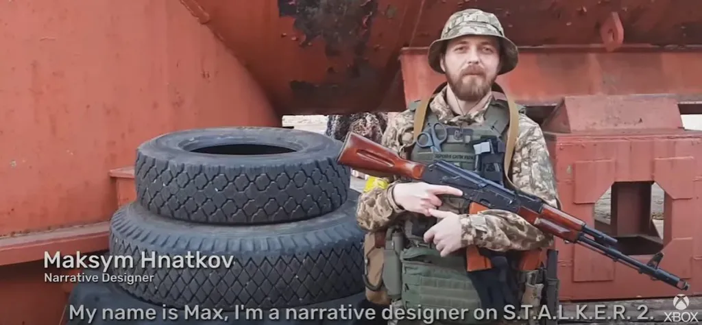 Maksym Hnatkov, designer de narrativa de S.T.A.L.K.E.R.2. é um dos desenvolvedores do jogo que portam armas durante o vídeo. (Imagem: Reprodução/YouTube/Xbox)