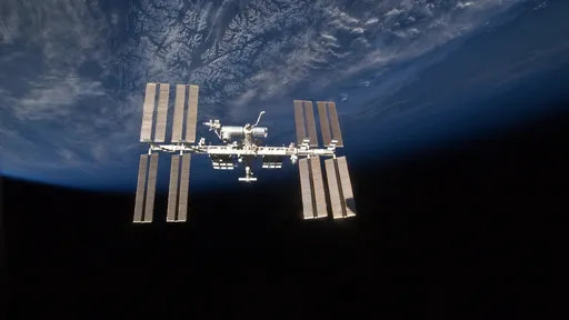 Nuvem de lixo espacial cruza com a ISS e astronautas se abrigam nas espaçonaves