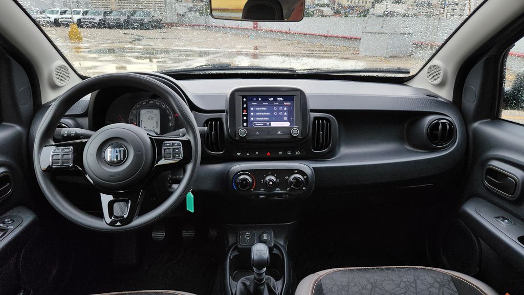 Interior do Fiat Mobi na versão Trekking