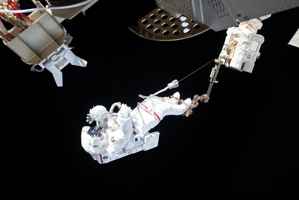 Para não estourar a luz refletida no traje do astronauta, é preciso fazer fotos rápidas e com pouca entrada de luz no sensor (Imagem: NASA)