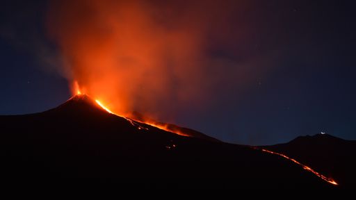 Monte Etna cresce 30 metros após várias erupções nos últimos seis meses