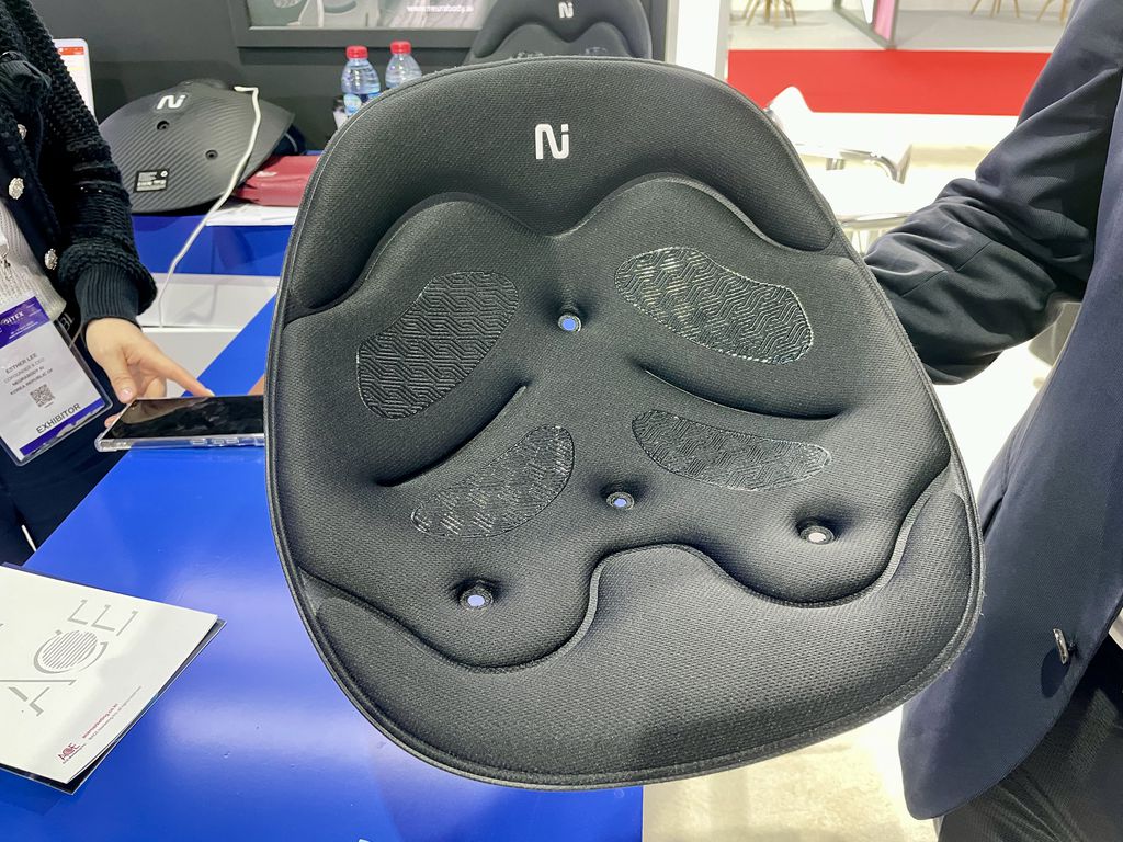 NeuraSit utiliza IA para ajustar postura ao sentar a fim de evitar dores na coluna (Imagem: Bruno De Blasi/Canaltech)