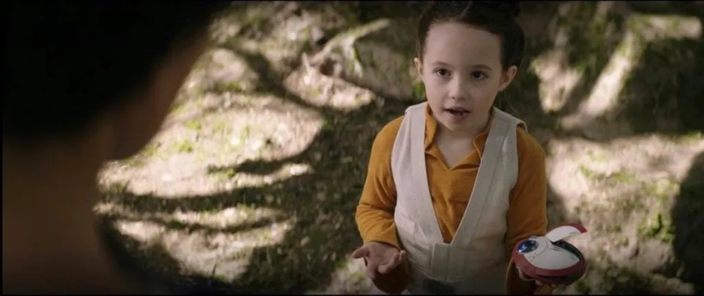 Criança fofinha amolecendo o coração duro do protagonista de Star Wars: temos o Baby Yoda da vez (Imagem: Reprodução/Lucasfilm)