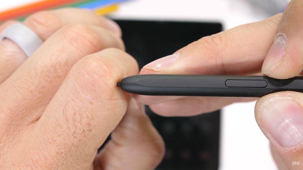A S Pen especial para o Galaxy Z Fold 3 conta com ponta mais macia e retrátil, que impede que a tela interna seja danificada (Imagem: Reprodução/JerryRigEverything)