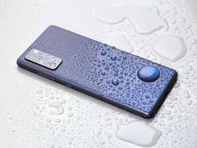 Galaxy S20 FE mantém a certificação IP68 de resistência à água e poeira dos demais modelos (imagem: Samsung) 