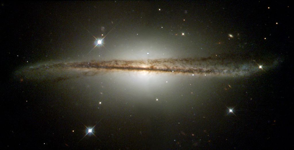 A galáxia ESO 510-G13 tem estrutura de disco retorcido, e a Via Láctea deve ter bordas deformadas de acordo com o novo estudo (Foto: NASA)