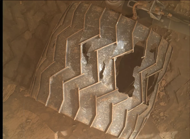 Detalhe de uma das rodas do Curiosity, que mostra os danos acumulados ao longo dos anos em Marte (Imagem: Reprodução/NASA/JPL-Caltech/MSSS)