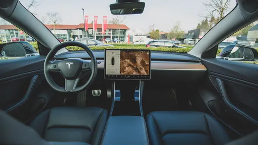 Canadense dorme em Tesla com piloto automático dirigindo sozinho a 140 km/h