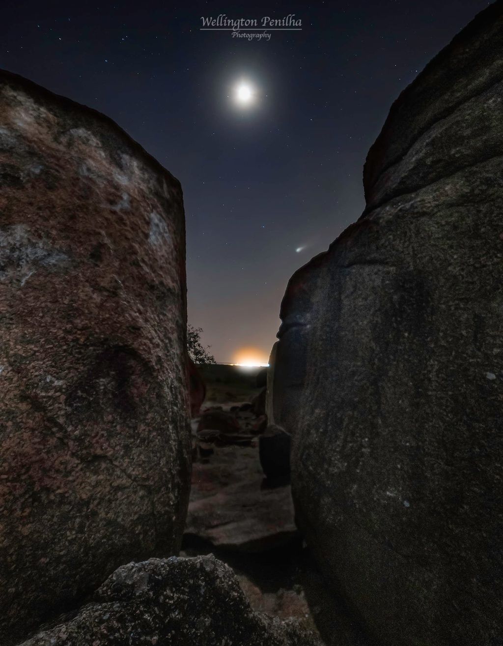 O cometa e sua cauda aparecem acima das pedras em Indaiatuba, São Paulo (Foto: Reprodução/Wellington Penilha)