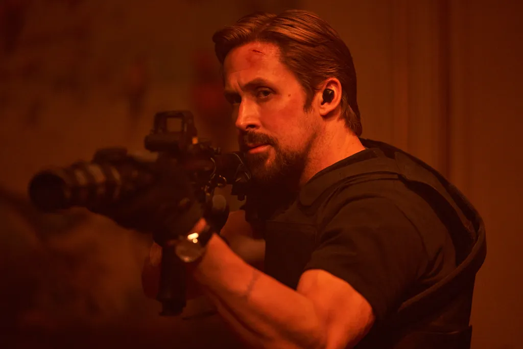 Ryan Gosling vive agente traído pela sua própria agência e agora precisa sobreviver enquanto tenta salvar quem ama (Imagem: Divulgação/Netflix)