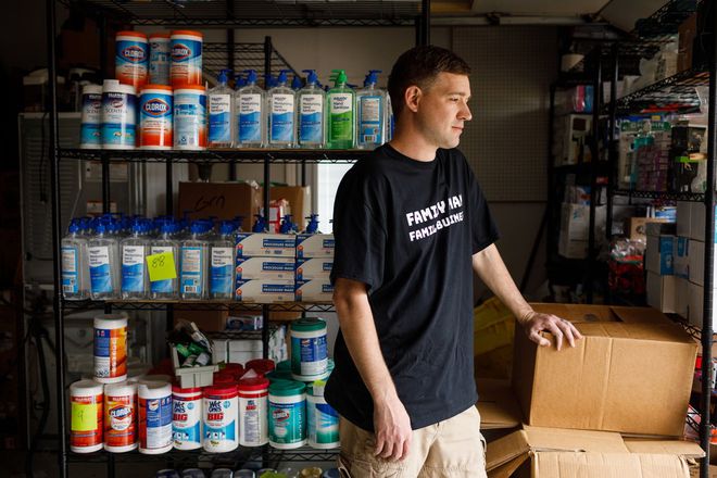 Matt Colvin, do Tennessee, acumulou diversos produtos sanitários, como álcool em gel, a fim de vendê-los a preços superfaturados: a Amazon suspendeu a sua conta e uma investigação foi aberta contra ela (Foto: Doug Strickland/The New York Times)