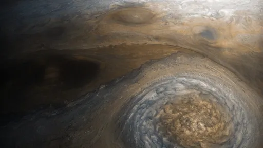 Sonda Juno captura foto impressionante de tempestade em Júpiter