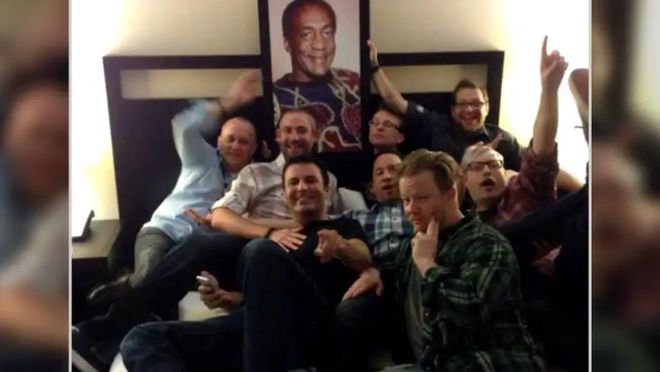 Ex-diretor criativo de World of Warcraft, Alex Afrasiabi (no centro, de preto), com outros executivos na chamada "suíte Cosby" (Imagem: Reprodução/Kotaku)