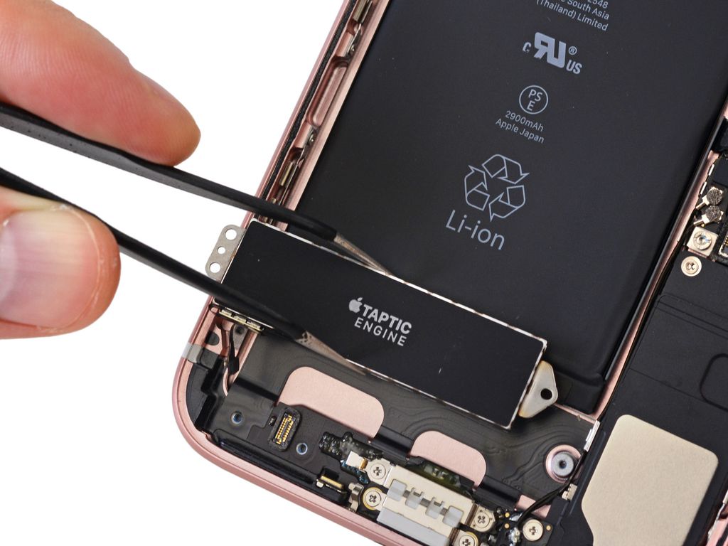 Desmontagem revela bateria maior que a do iPhone 6s Plus e um Taptic Engine gigante, que ocupa todo o espaço deixado pelo conector de 3,5 mm Desmontagem revela bateria maior que a do iPhone 6s Plus e um Taptic Engine gigante, que ocupa todo o espaço deixado pelo conector de 3,5 mm