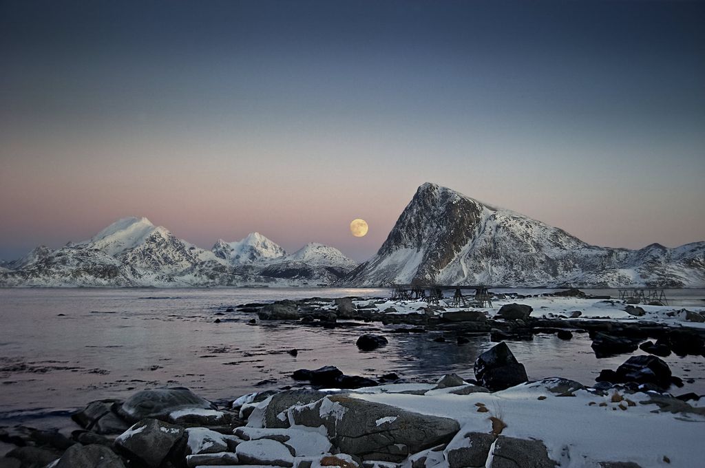 Lua Minguante em meio a montanhas cobertas de gelo (Imagem: Reprodução/Stein Egil Liland/Pexels)
