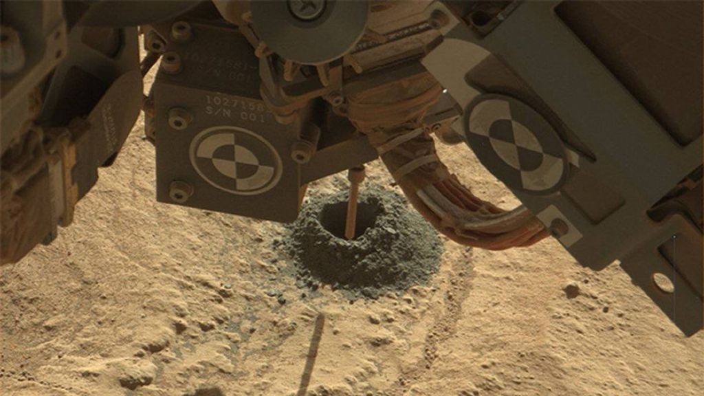 Curiosity perfurando o solo marciano (Foto: NASA)