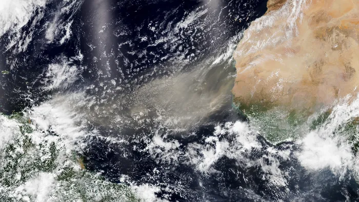 Nuvem de poeira do Sara atravessa o Oceano Atlântico e é observada do espaço