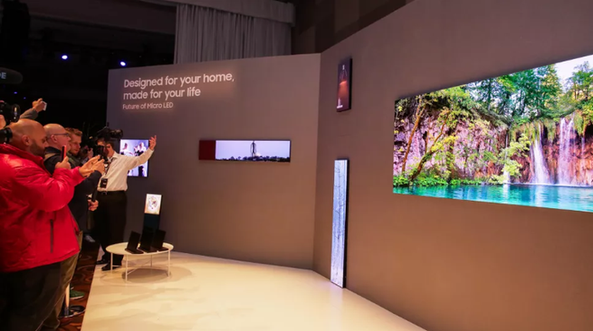 A Samsung também pretende oferecer painéis chamados de "janelas", que são TVs dispostas em posição vertical (Foto: Sarah Tew/CNET)