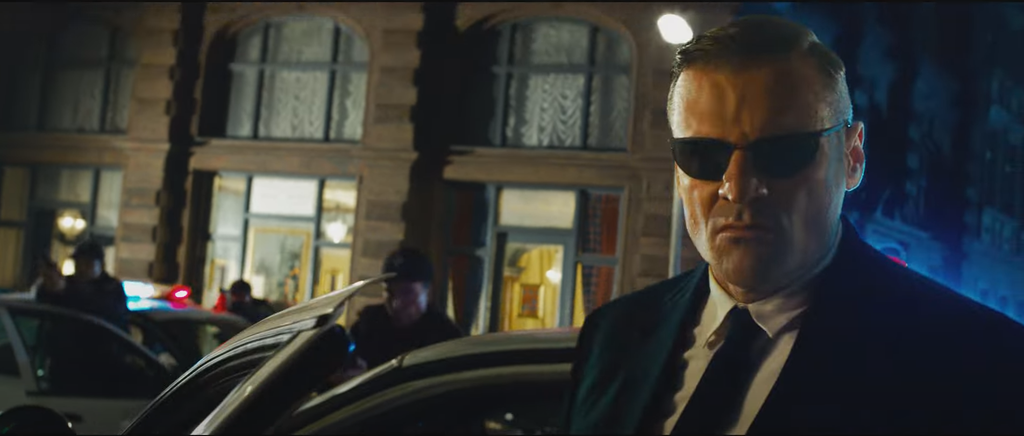 O Agente Johnson já apareceu possuindo alguns policiais dentro da Matrix (Imagem: Reprodução/Warner Bros.)