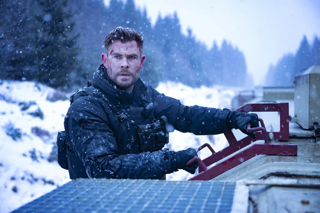 O primeiro desafio do personagem de Chris Hemsworth em Resgate 2 foi vencer a morte para poder voltar à sequência (Imagem: Divulgação/Netflix)