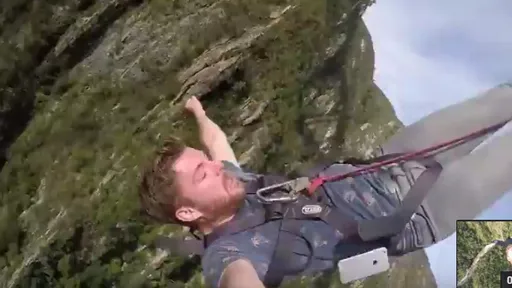Homem pula de bungee jump e seu iPhone voa longe