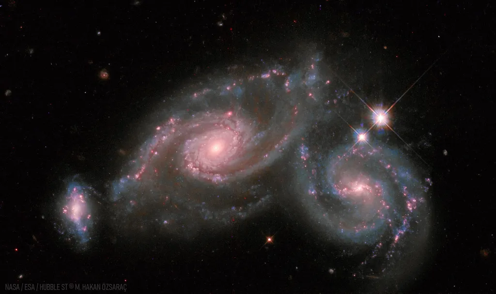 Sistema de galáxias Arp 274 (Imagem: Reprodução/NASA, ESA, Hubble; Mehmet Hakan Özsaraç)