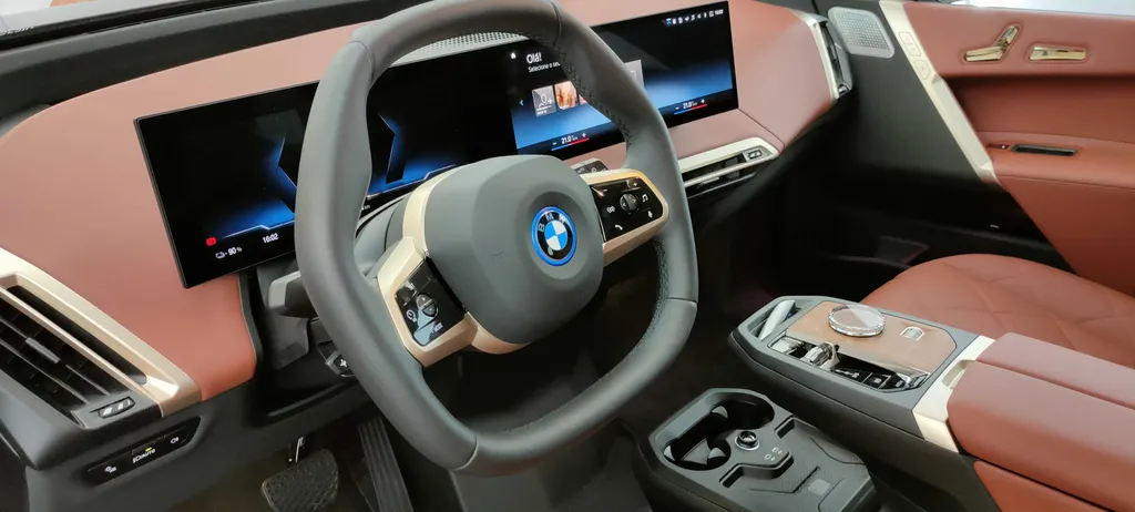 Tecnologias embarcadas no BMW iX impressionam (Imagem: Paulo Amaral/Canaltech)
