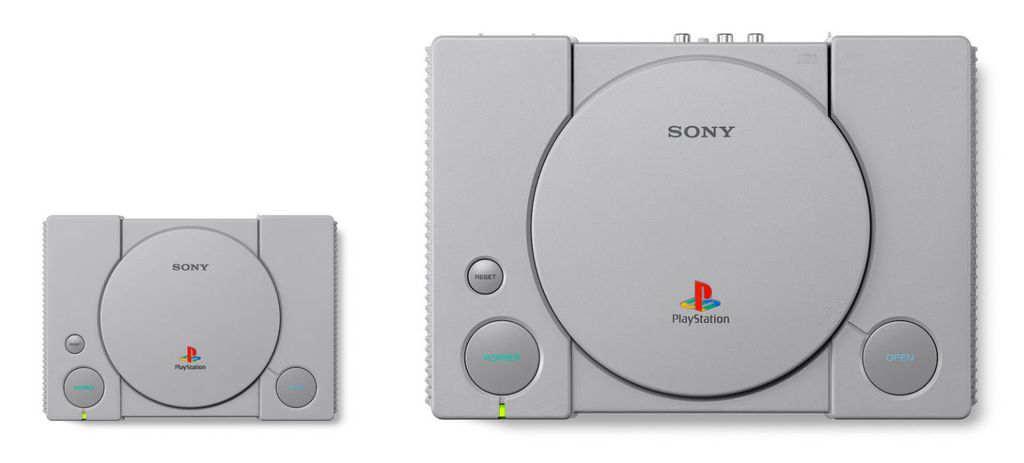 O PlayStation Classic (esq.) em comparação com o PlayStation original (dir.): diferente do irmão mais velho, a versão a ser lançada em dezembro é miniaturizada, tem conexão HDMI e será acompanhada de 20 jogos (Imagem: Divulgação/Sony)