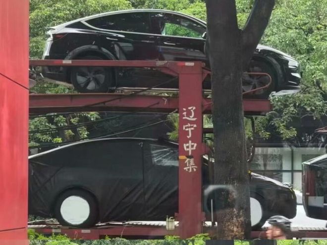 Tesla Model YL no caminhão-cegonha