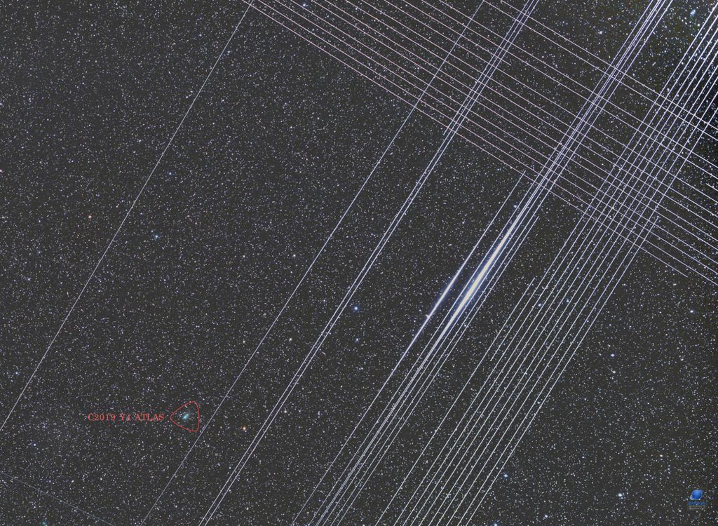 Destacado em vermelho, o cometa ATLAS. As linhas brilhantes que aparecem na imagem são os rastros deixados pelos satélites Starlink (Foto: Zdenek Bardon)