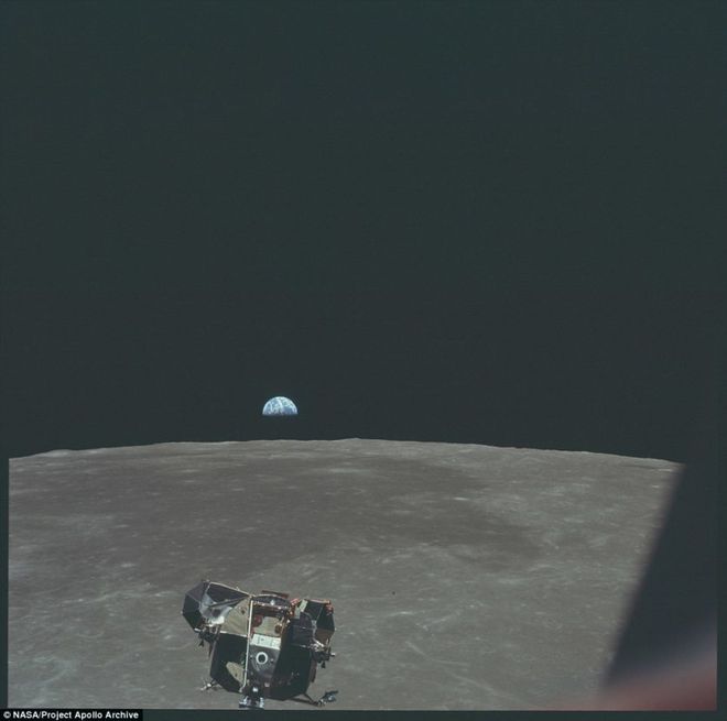 Uma outra visão da Terra vista da Lua, com o módulo lunar abaixo (Foto: NASA)
