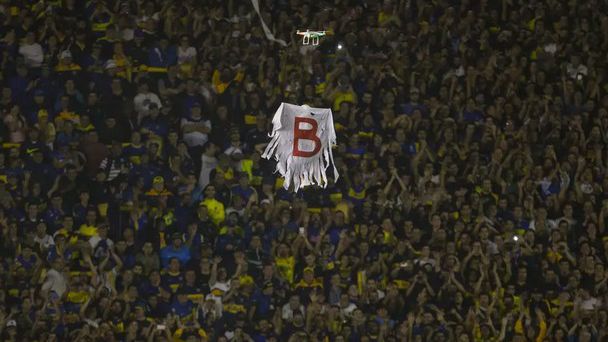 Drone com o Fantasma da Série B sobrevoa partida em clássico pela Libertadores