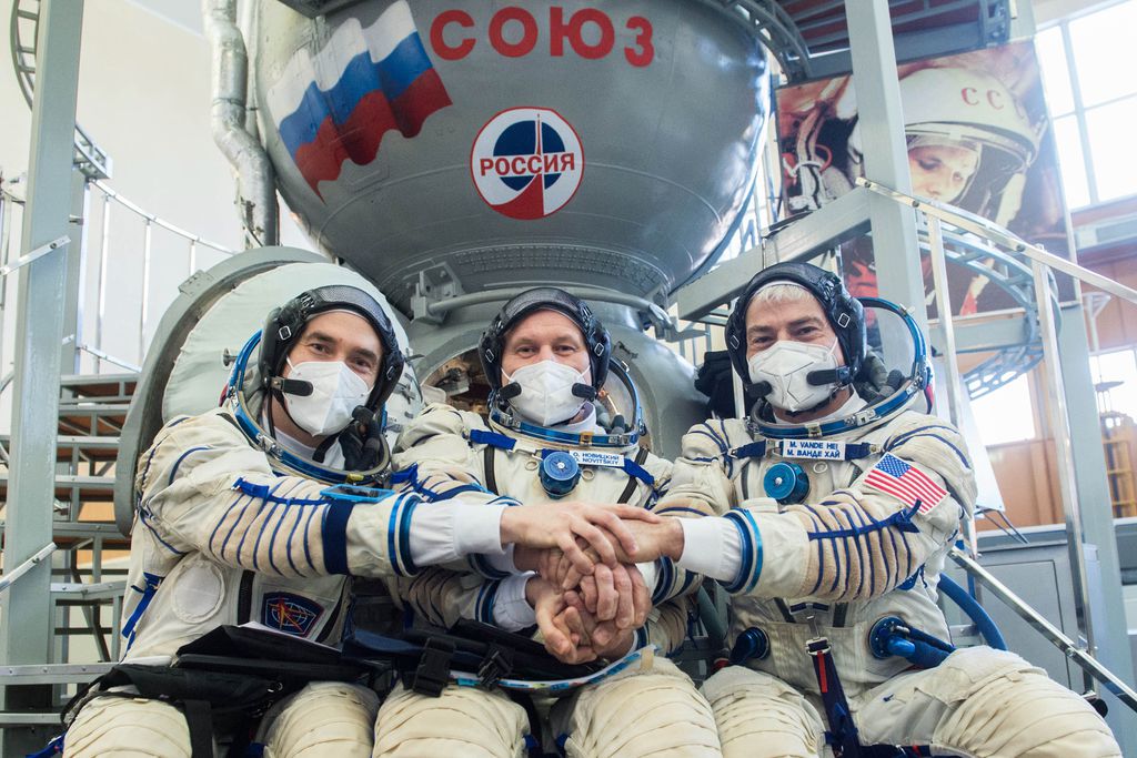 Mark Vande Hei, Oleg Novitskiy e Pyotr Dubrov, a bordo da nave Soyuz (Imagem: Reprodução/NASA)