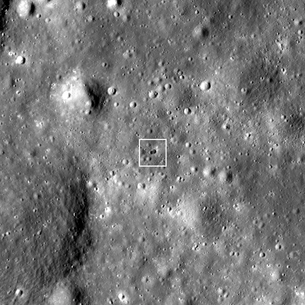 Detalhe da formação dupla deixada pelo impacto do foguete perto da cratera Hertzsprung, no lado afastado da Lua (Imagem: Reprodução/NASA/Goddard/Arizona State University)